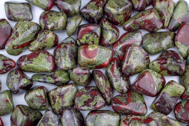 Đá Huyết Dụ giúp tăng sức sống và cân bằng năng lượng